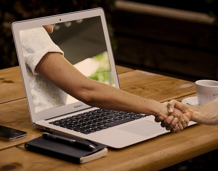 Oversee SOCIAL MEDIA FOR BUSINESS IN LESS THAN 20 MINUTES A DAY